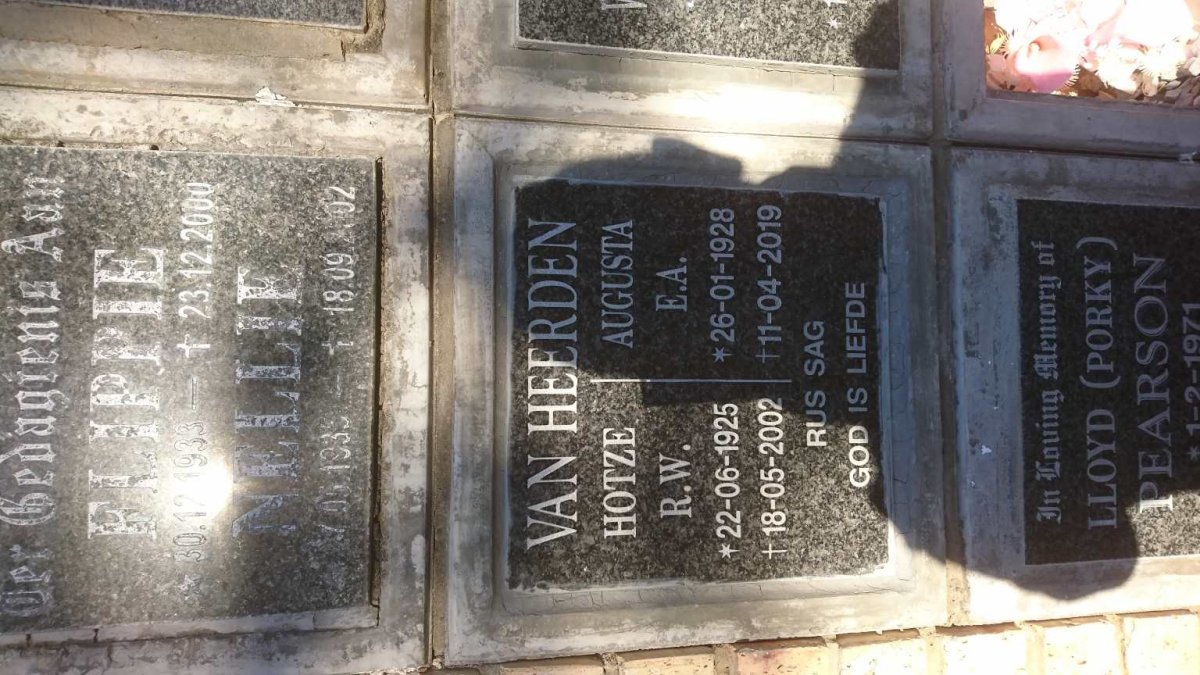 HEERDEN  R.W., van 1925-2002 &amp; E.A. 1928-2019