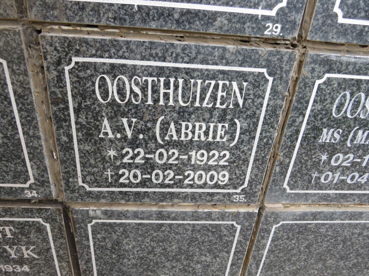 OOSTHUIZEN A.V. 1922-2009