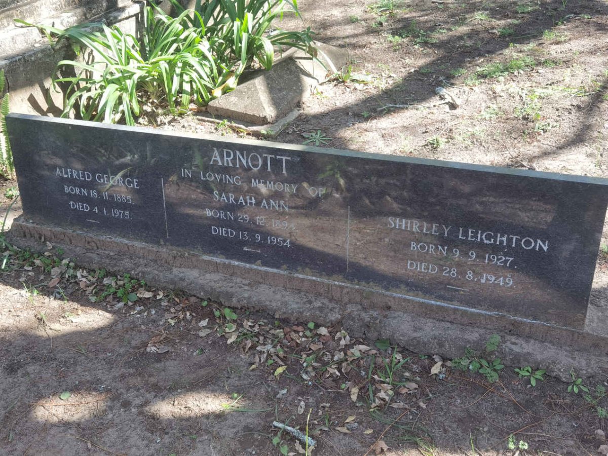 ARNOTT Alfred George 1885-1975 :: ARNOTT Sarah Ann 1894-1954 :: LEIGHTON Shirley nee ARNOTT 1927-1949