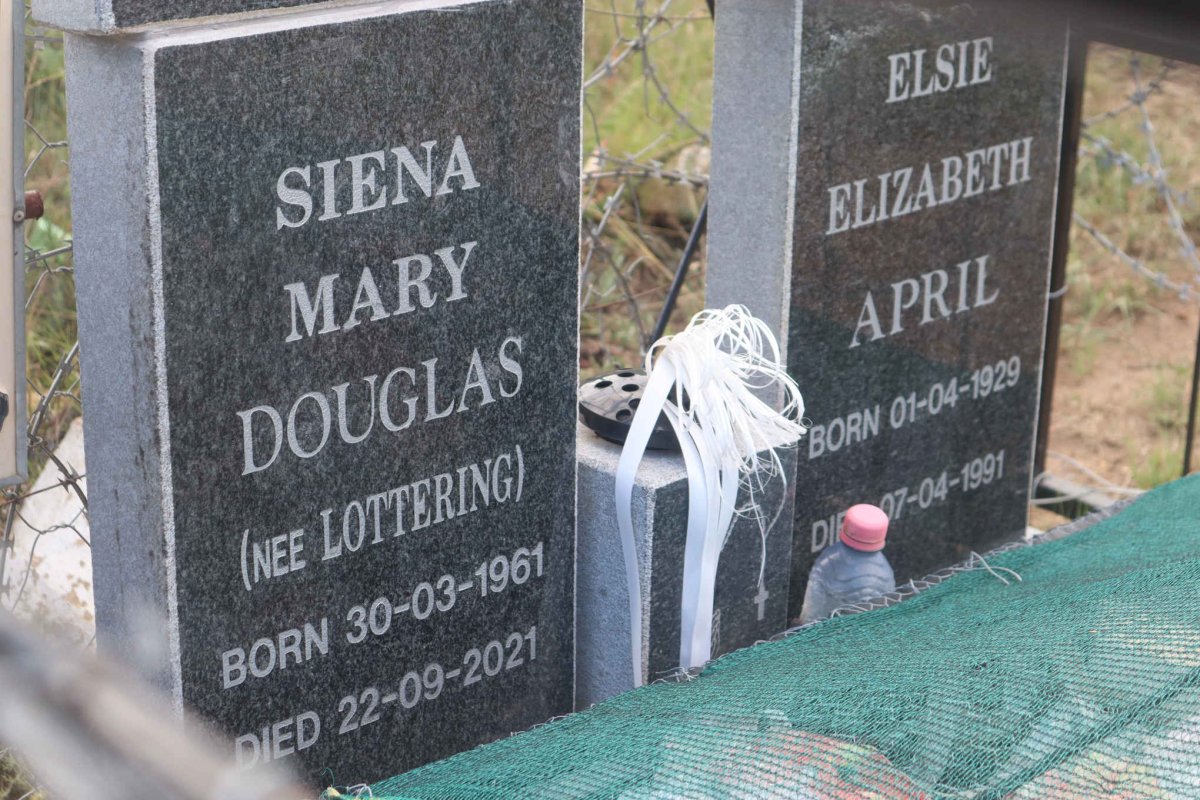 APRIL Elsie Elizabeth 1929-1991 :: DOUGLAS Siena Mary nee LOTTERING 1961-2021
