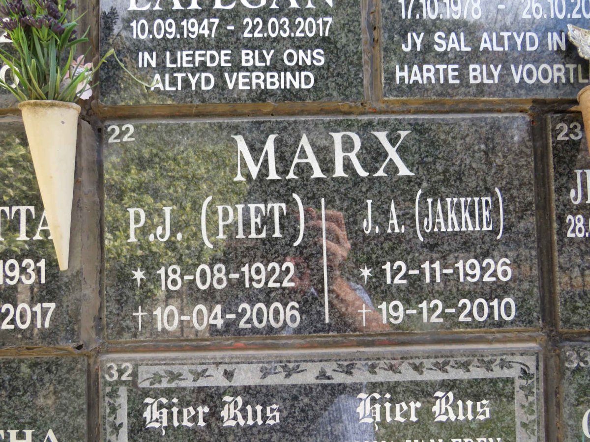 MARX P.J. 1922-2006 &amp; J.A. 1926-2010