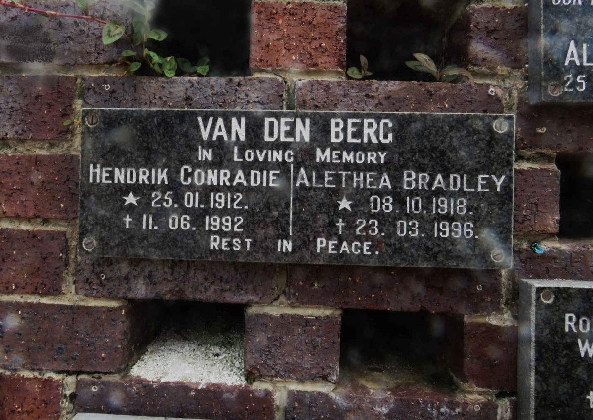 BERG Hendrik Conradie, van den 1912-1992 &amp; Alethea Bradley 1918-1996