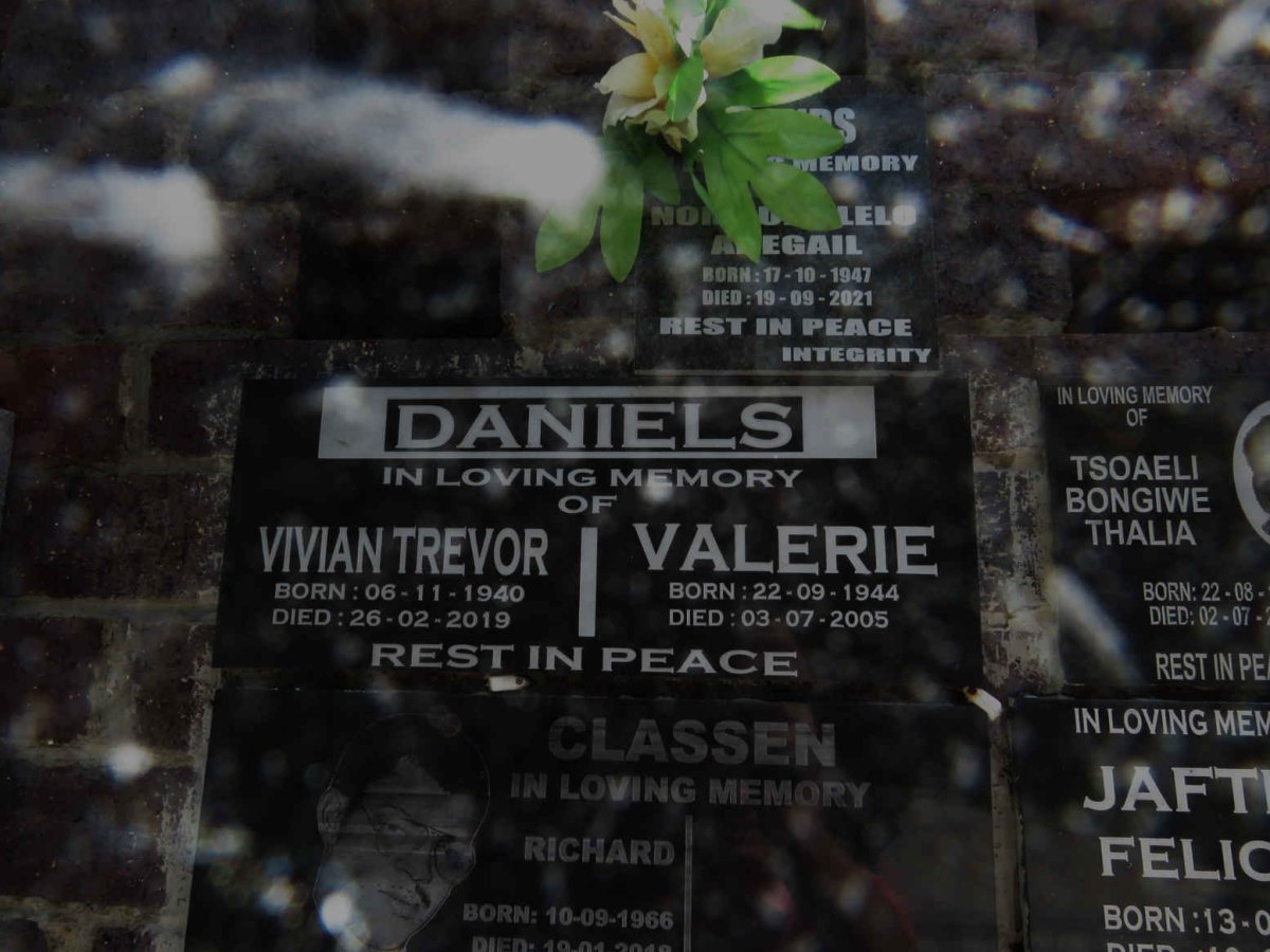 DANIELS Vivian Trevor 1940-2019 &amp; Valerie 1944-2005