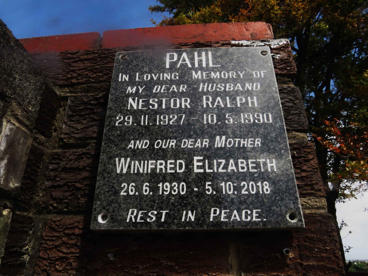 PAHL Nestor Ralph 1927-1990 &amp; Winifred Elizabeth 1930-2018