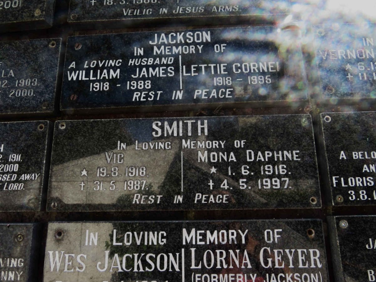 SMITH Vic 1918-1987 &amp; Mona Daphne 1916-1997