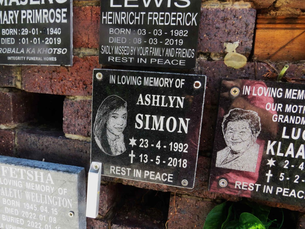 SIMON Ashlyn 1992-2018