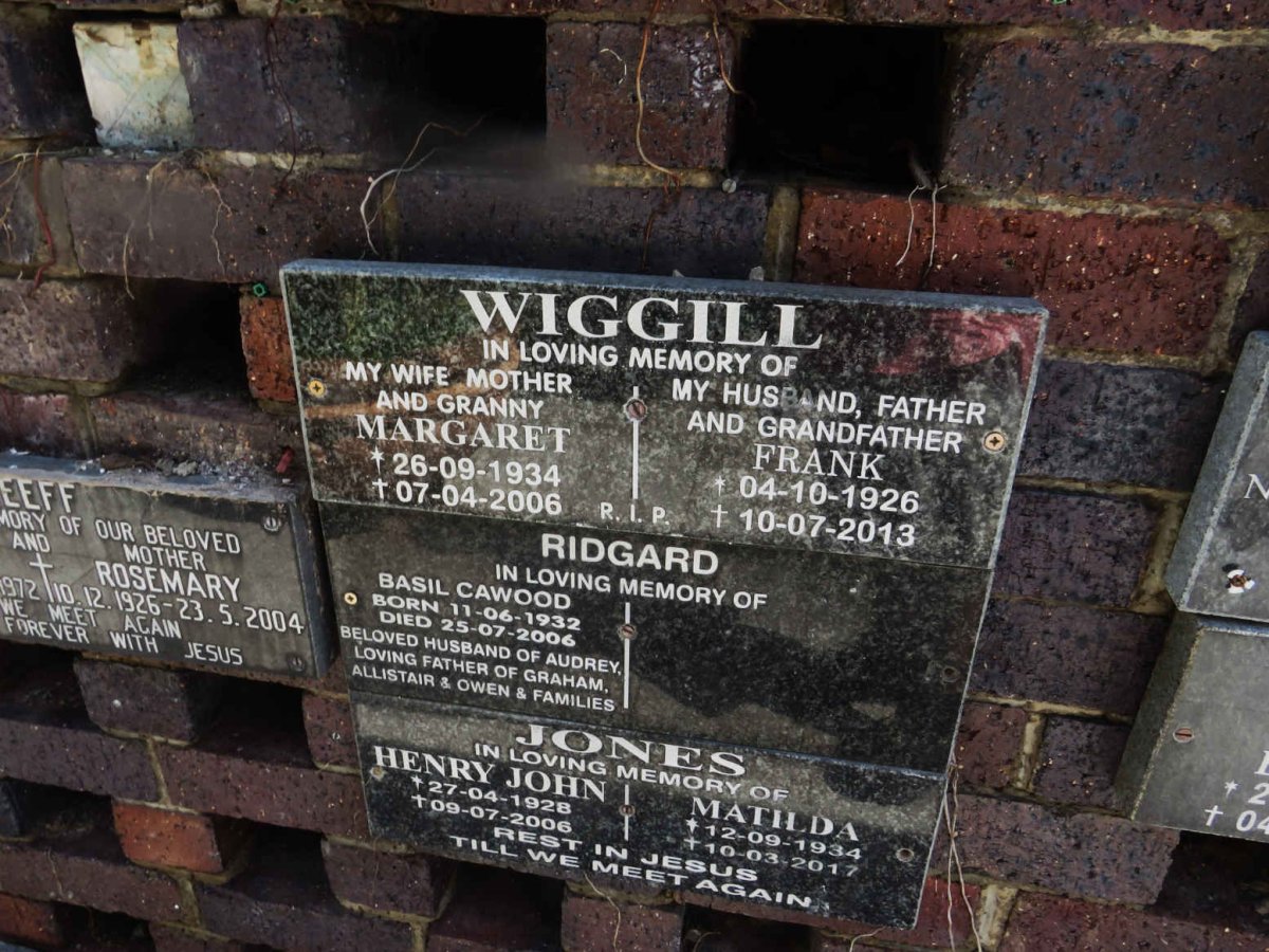 WIGGILL Frank 1926-2013 &amp; Margaret 1934-2006
