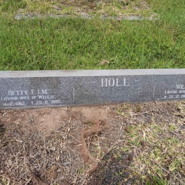HOLL Willie W.F. 1900-1990 & Betty E.I.M. 1913-1980