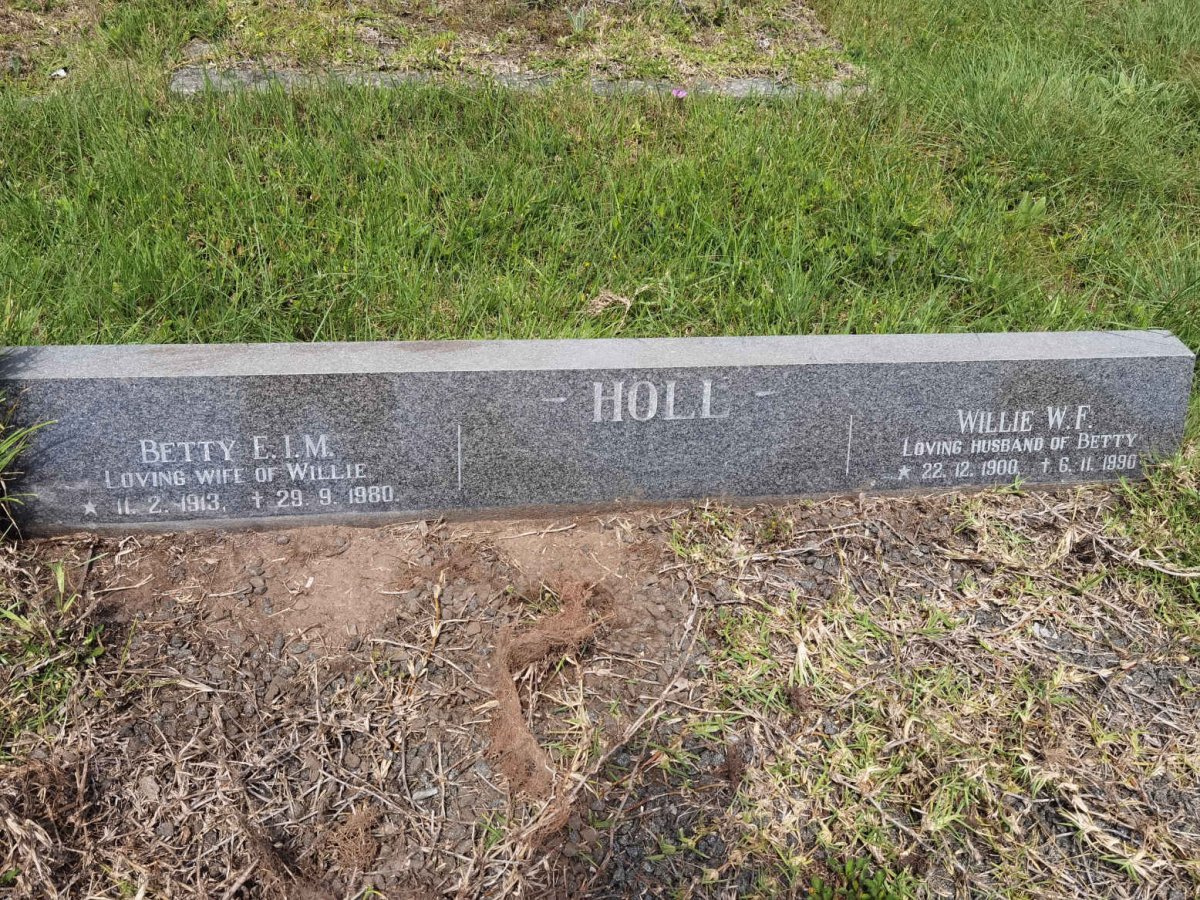 HOLL Willie W.F. 1900-1990 & Betty E.I.M. 1913-1980