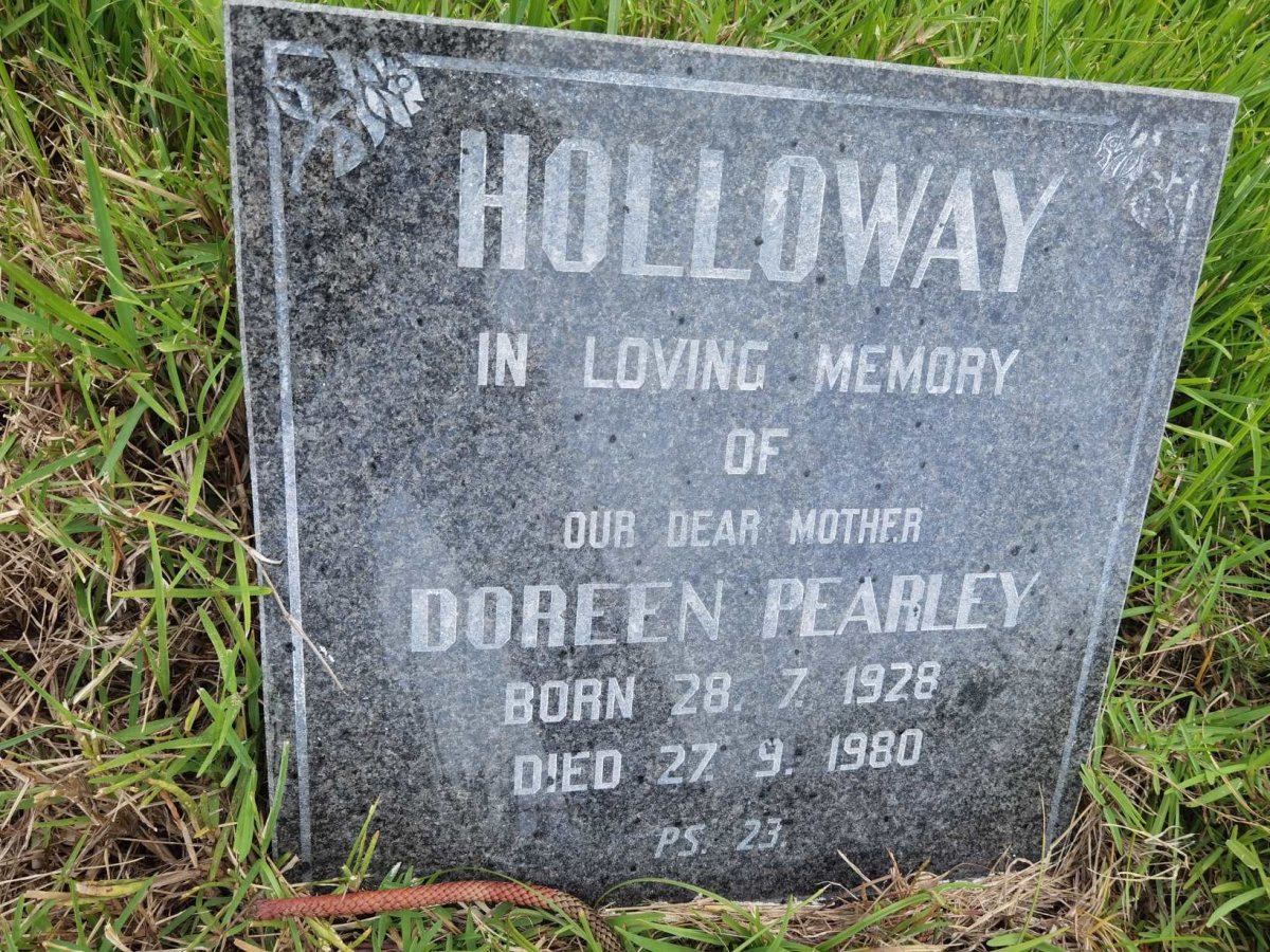 HOLLOWAY Doreen Pearley 1928-1980