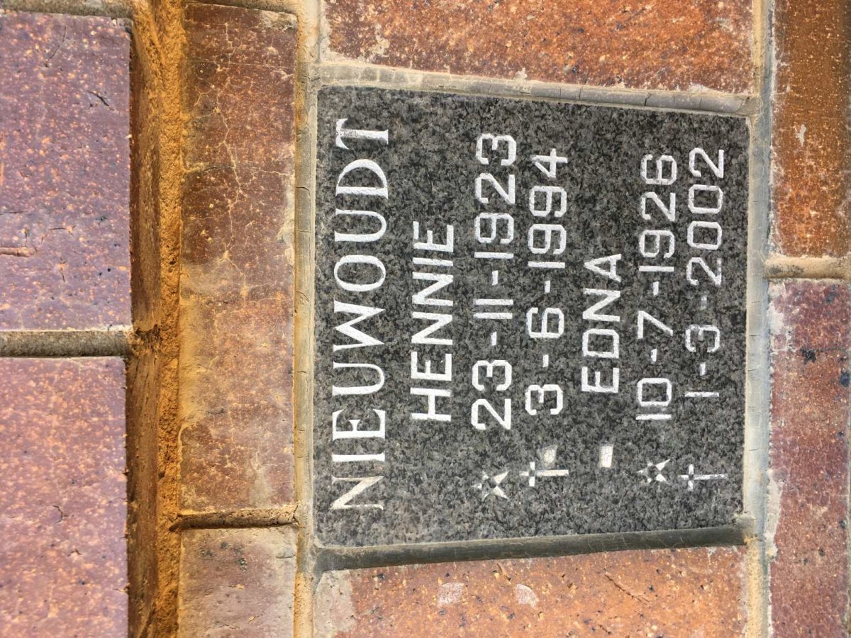 NIEUWOUDT Hennie 1923-1994 &amp; Edna 1926-2002