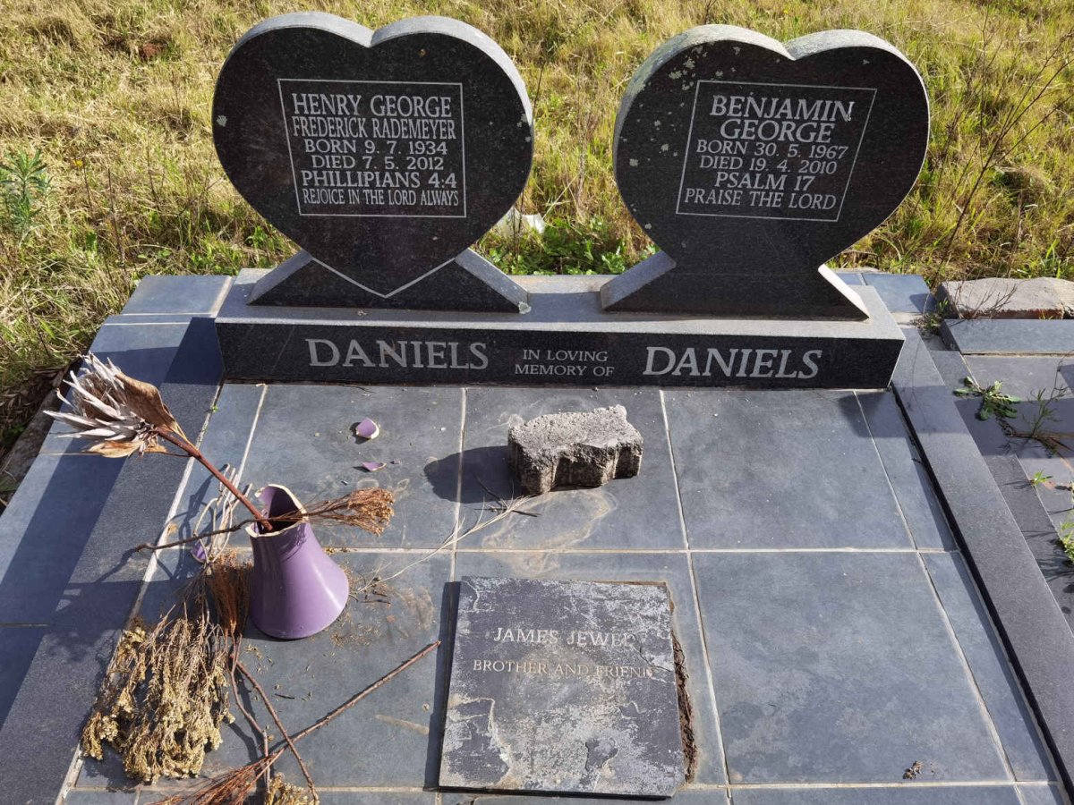 DANIELS Henry George Frederick Rademeyer 1934-2012 :: DANIELS Benjamin George 1967-2010 :: JEWED James