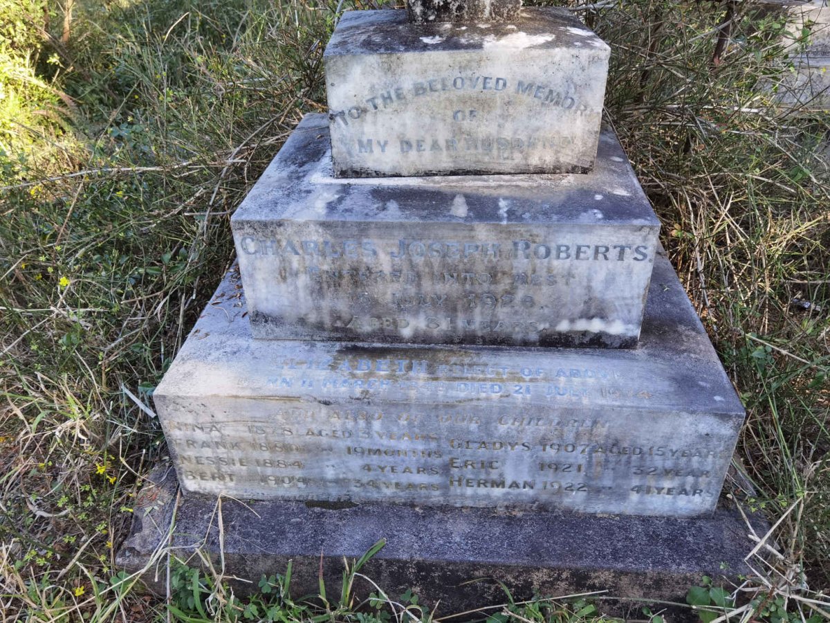 ROBERTS Charles Joseph -1920 &amp; Elizabeth -19?4 :: ROBERTS Emma -1880 :: ROBERTS Nessie -1884 :: ROBERTS Bert -1904 :: ROBERTS Gladys -1907 :: ROBERTS Eric -1921 :: ROBERTS Herman -1922