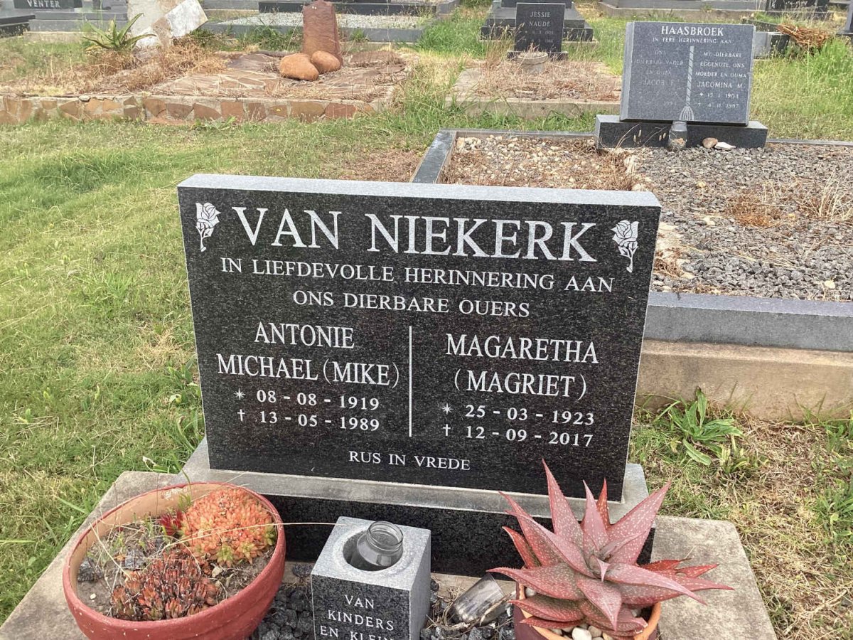 NIEKERK Antonie Michael, van 1919-1989 &amp; Magaretha 1923-2017