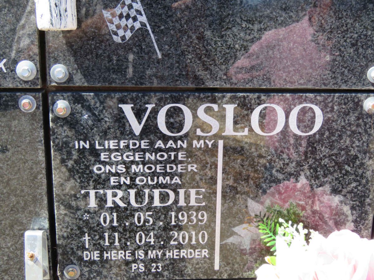 VOSLOO Trudie 1939-2010