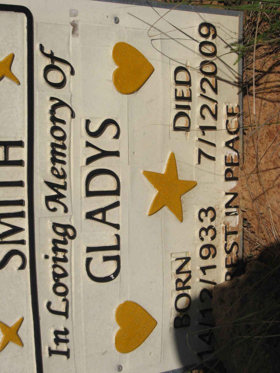 SMITH Gladys 1933-2009