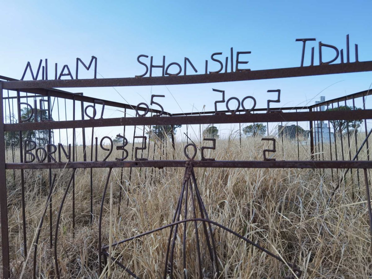 TIDILI William Sho?isile 1932-2002