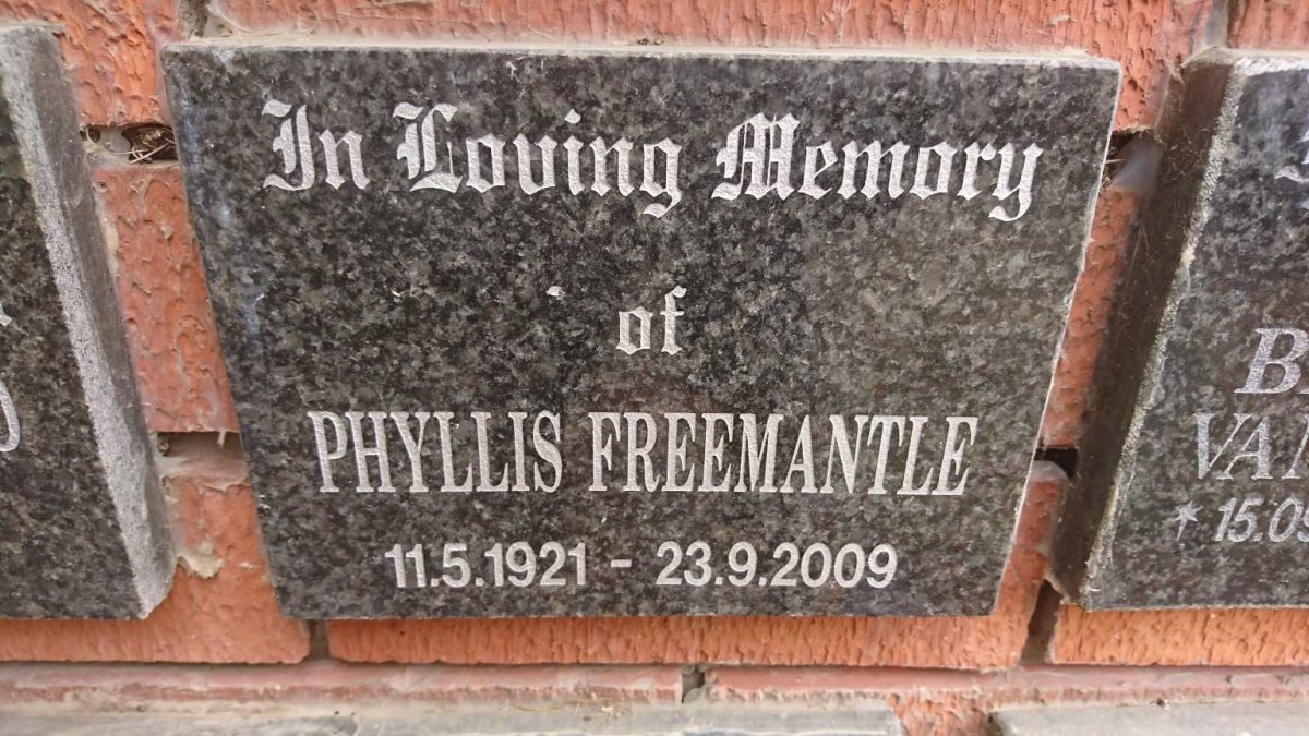 FREEMANTLE Phyllis 1921-2009