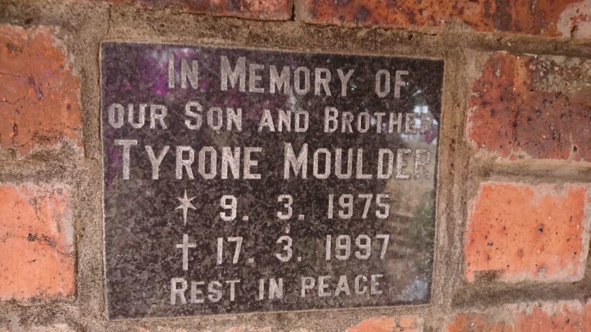 MOULDER Tyrone 1975-1997