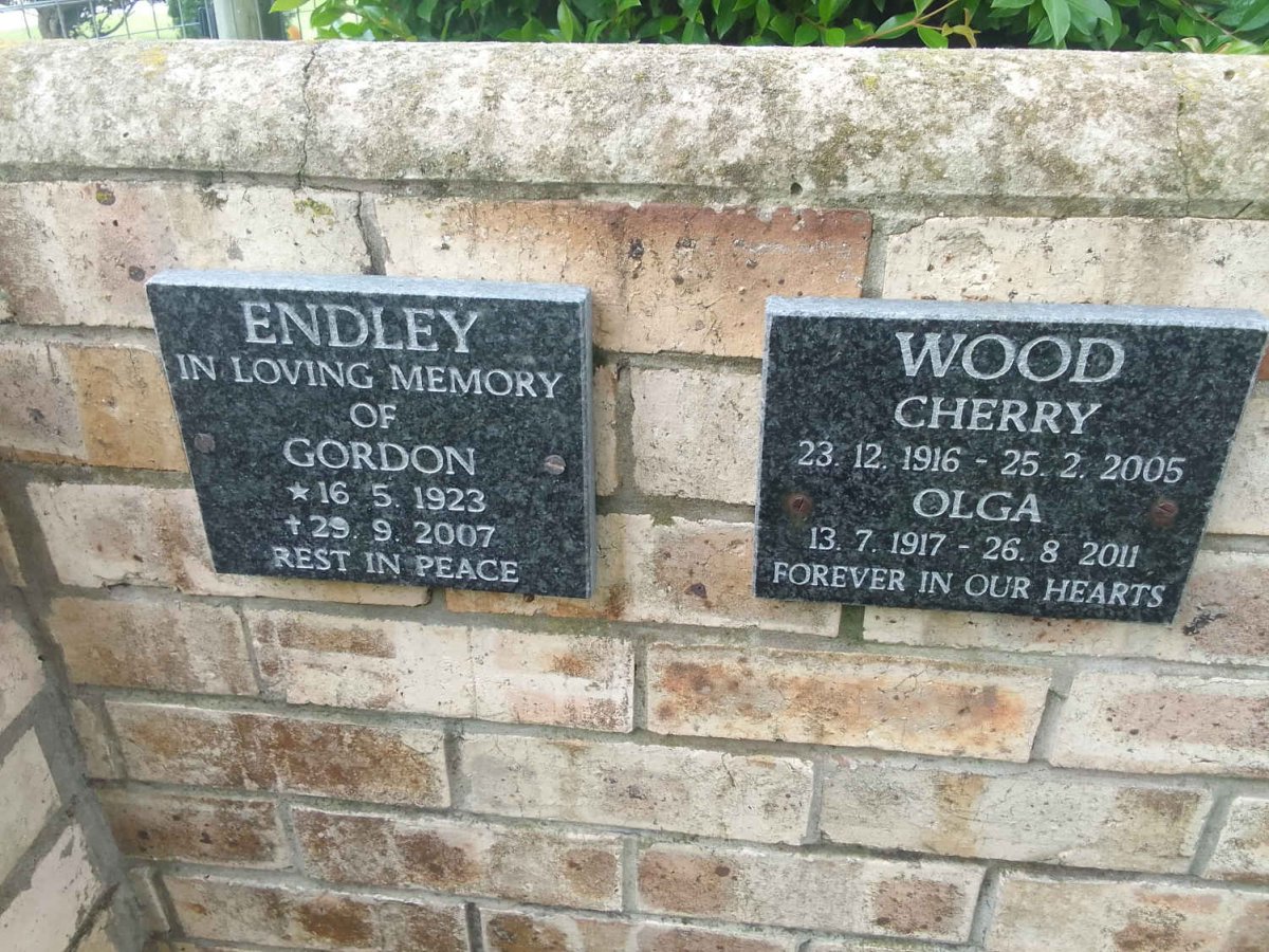 ENDLEY Gordon 1923-2007 :: WOOD Cherry 1915-2005 &amp; Olga 1917-2011