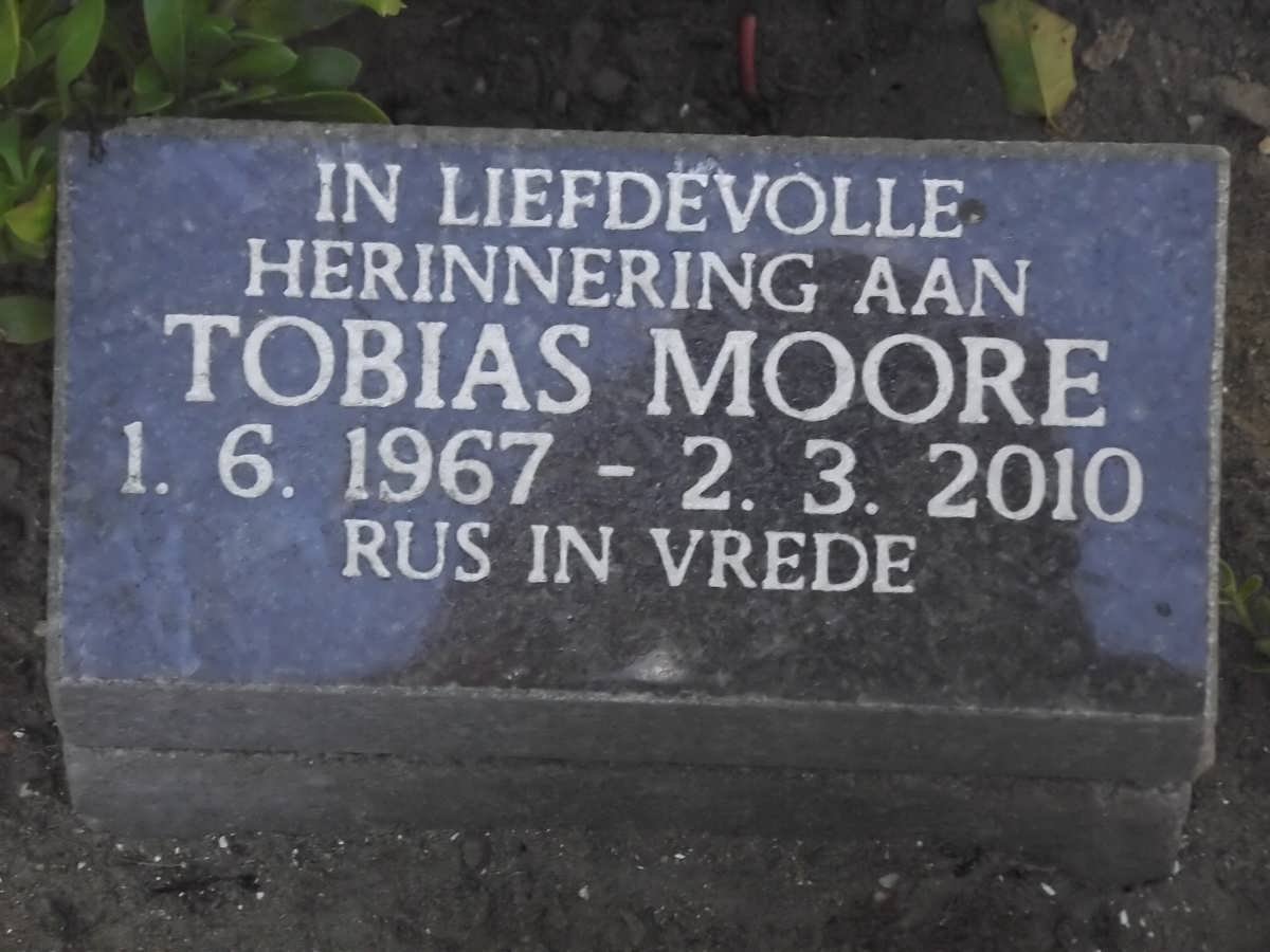 MOORE Tobias 1967-2010