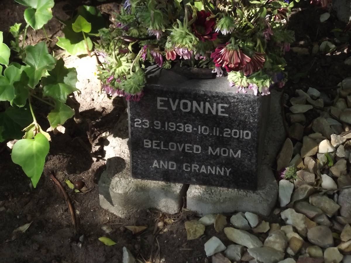 PIETERSE Evonne 1938-2010