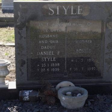STYLE Daniel F. 1898-1939 &amp; Bessie 1894-1992