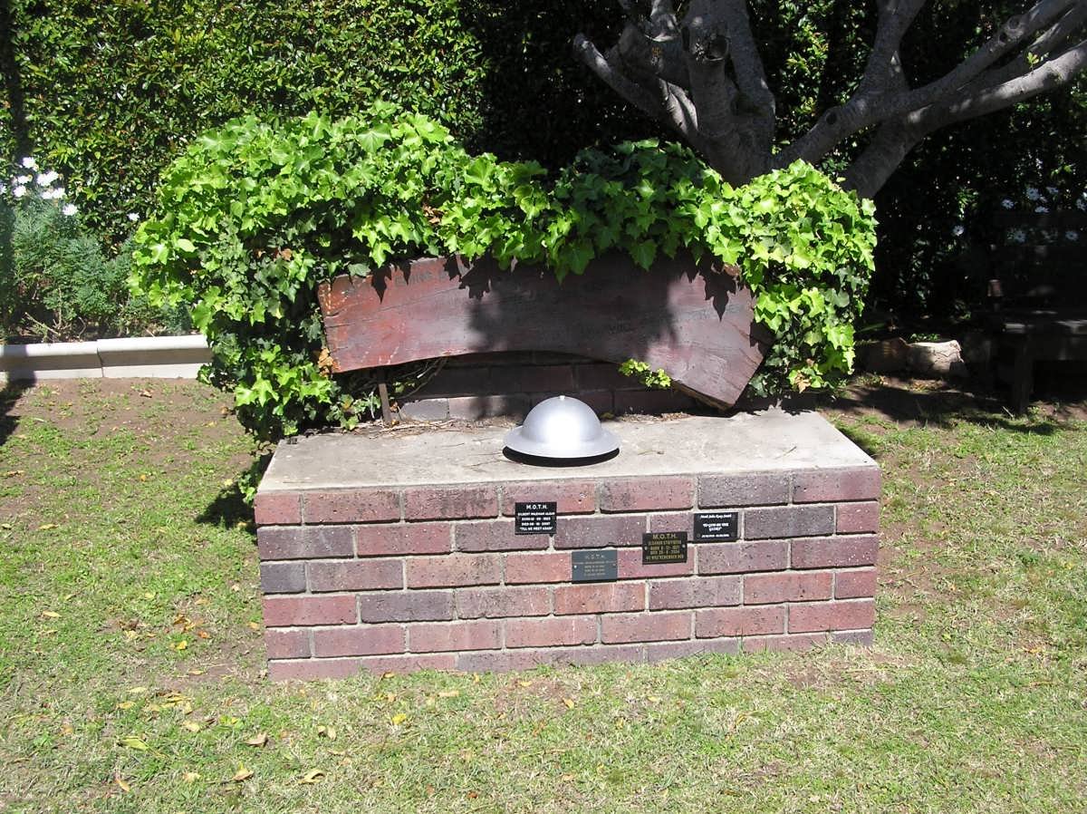 1. Overview / Oorsig - Memorial bench