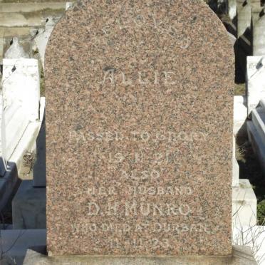MUNRO D.H.  -1923 &amp;  Allie  -1921