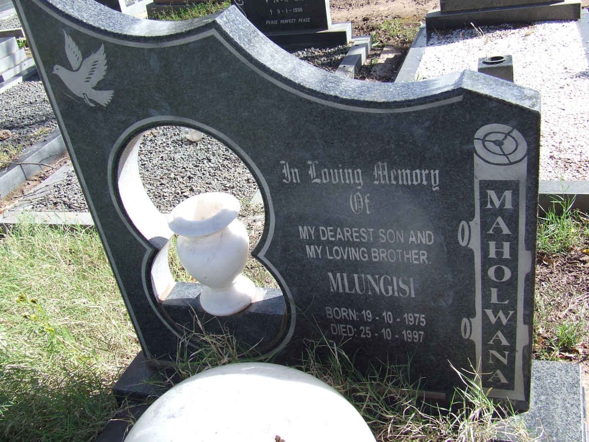 MAHOLWANA Mlungisi 1975-1997