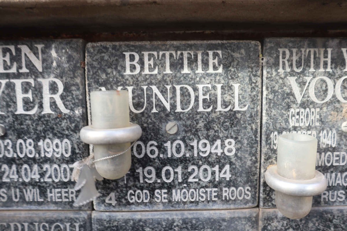 MUNDELL Bettie 1948-2014