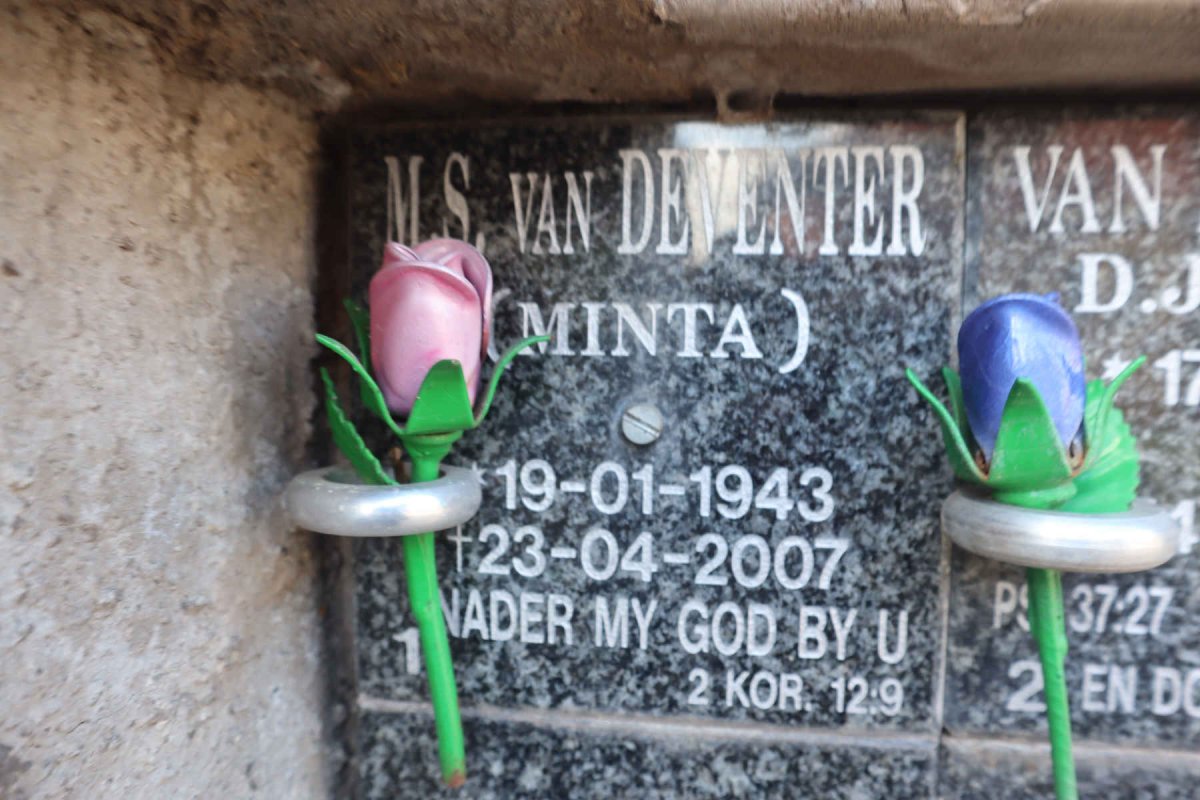 DEVENTER M.S., van 1943-2007