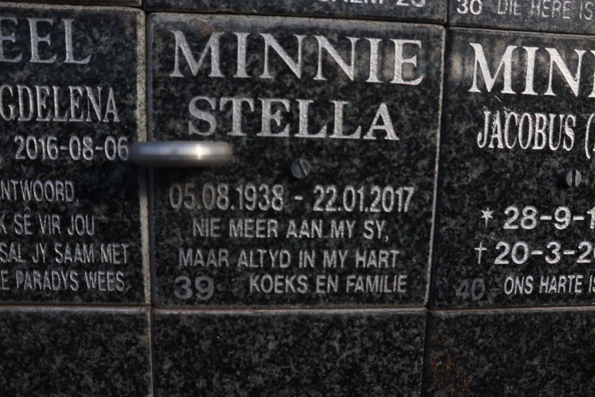 MINNIE Stella 1938-2017