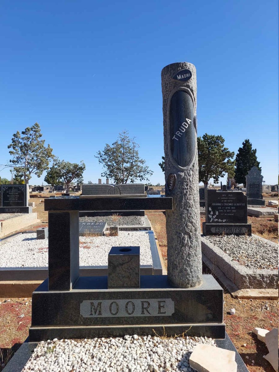 MOORE Truda