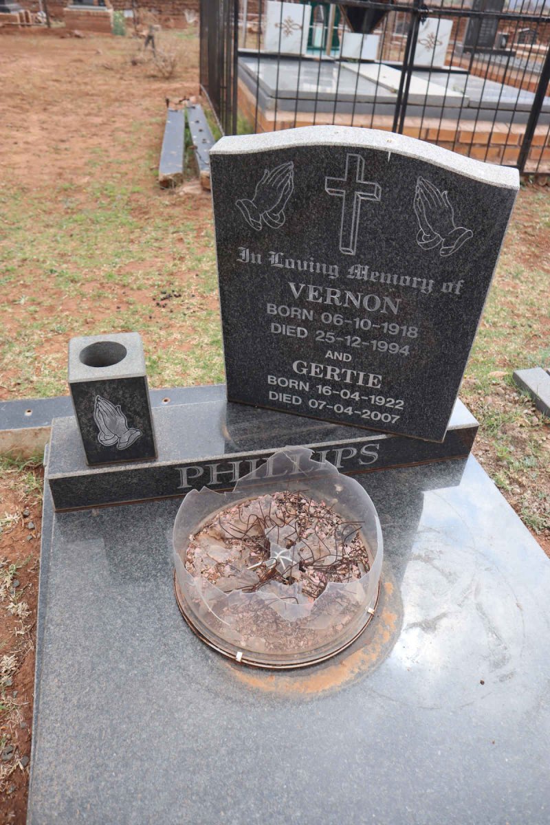 PHILLIPS Vernon 1918-1994 & Gertjie 1922-2007