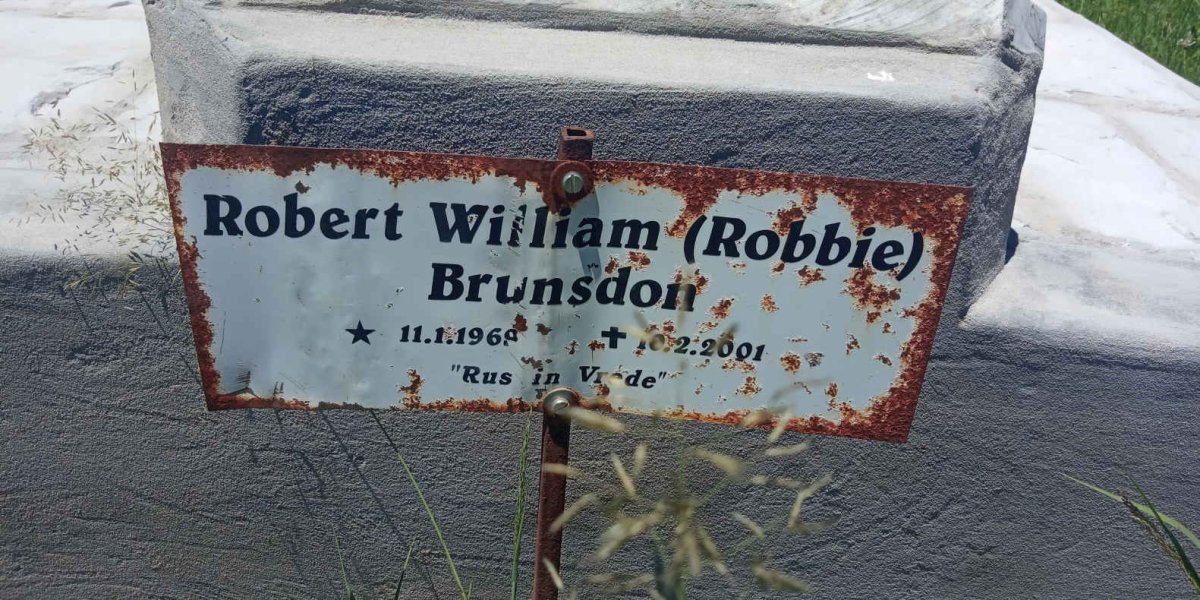 BRUNSDON Robert William 1968-2001